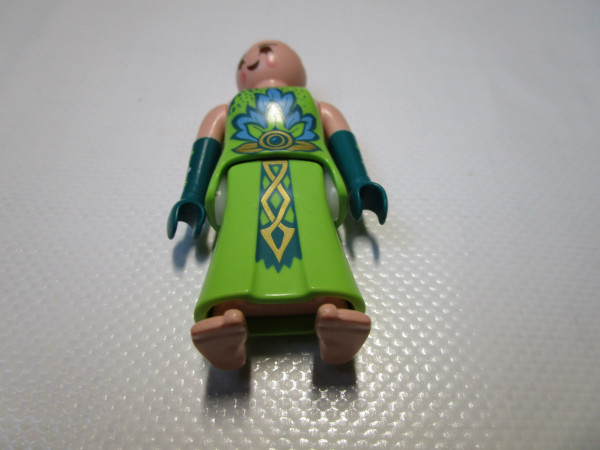 Figur Mittelalter Kleid barfuß